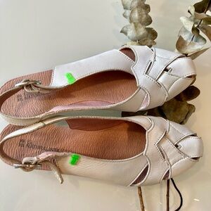 El Naturalista white leather sandal. Size 7